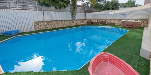 a large blue swimming pool in a yard at נווה שחר- צימר משפחתי מקסים עם ג'קוזי פרטי ובריכה ליד הכנרת in Poriyya Illit