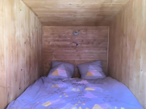 Ένα ή περισσότερα κρεβάτια σε δωμάτιο στο La Roulotte d'Heïdi