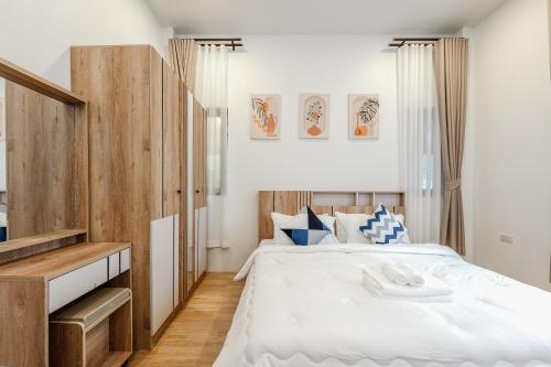 une chambre avec un grand lit avec une tête de lit en bois dans l'établissement Krabi Vale Luxury Private Pool Villa, Ao Nang, à Ao Nang 