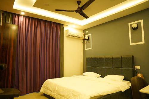 Ένα ή περισσότερα κρεβάτια σε δωμάτιο στο Razain suites