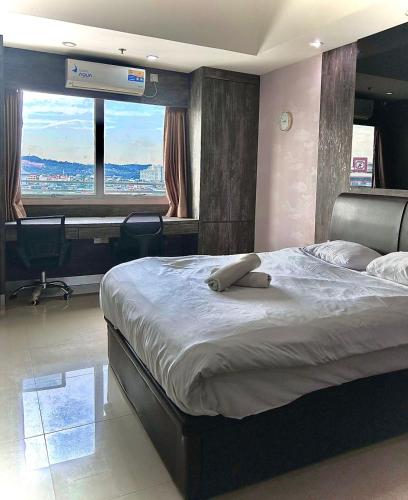a bedroom with a bed with a desk and a window at Nagoya Mansion Residence with City View in Nagoya