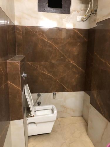 ein Badezimmer mit Toilette und Waschbecken in der Unterkunft Hotel Bharat Residency in Amritsar