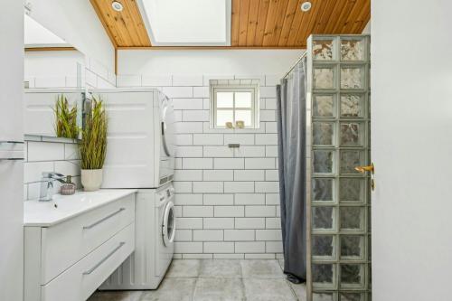 een keuken met een koelkast en een wastafel bij Timber House On Dune Plot Near Hulsig in Hulsig