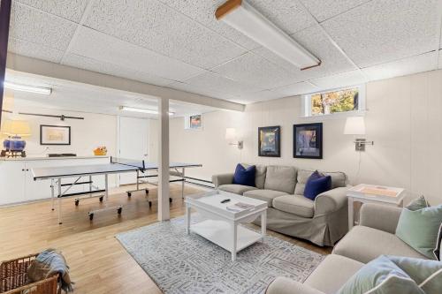 Χώρος καθιστικού στο Game Room Firepit Mins to Beaches