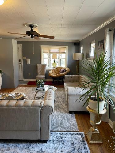 Ein Sitzbereich in der Unterkunft Splendid Room in House 10 mins to Airport