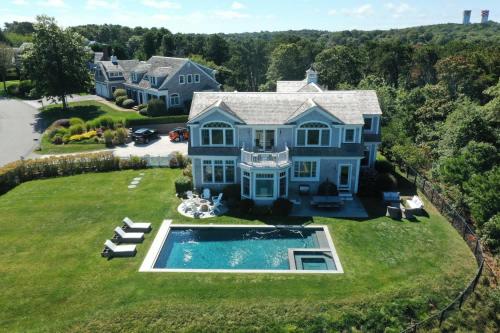 Bassein majutusasutuses Luxury Home with Pool Hot Tub & Water View või selle lähedal