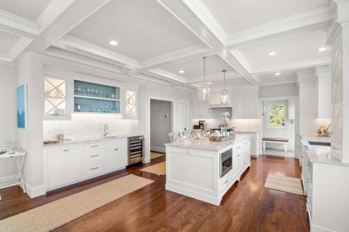 Köök või kööginurk majutusasutuses Luxury Home with Pool Hot Tub & Water View