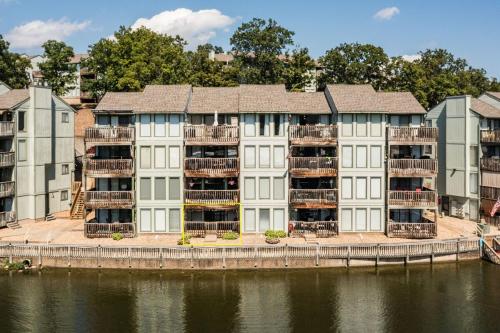 Φωτογραφία από το άλμπουμ του Lakefront Condo with Indoor and Outdoor Pools! σε Four Seasons