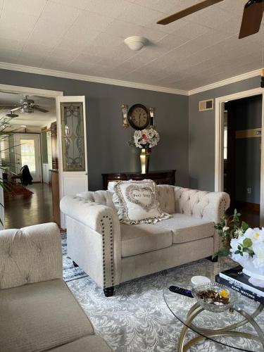 Ein Sitzbereich in der Unterkunft Splendid Room in House 10 mins to Airport