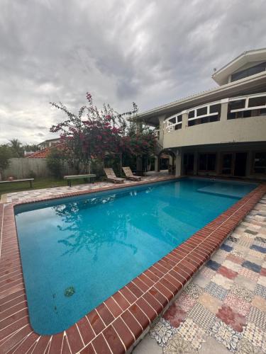 ein großes Schwimmbad vor einem Haus in der Unterkunft Kudos Boutique Hotel in Cabrera