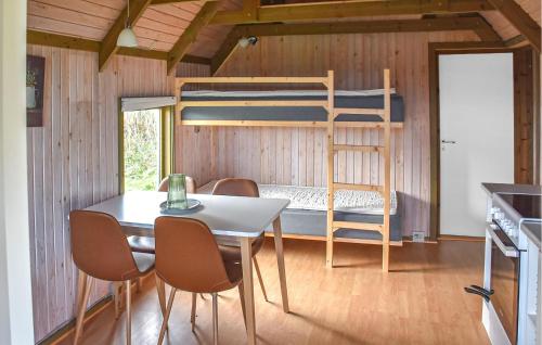 Habitación con mesa y litera en Gorgeous Home In Hanstholm With Outdoor Swimming Pool, en Pugdal