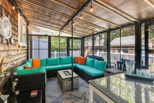 Posezení v ubytování Hot Tub Sauna Ping Pong Table Treehouse and Fire Pit