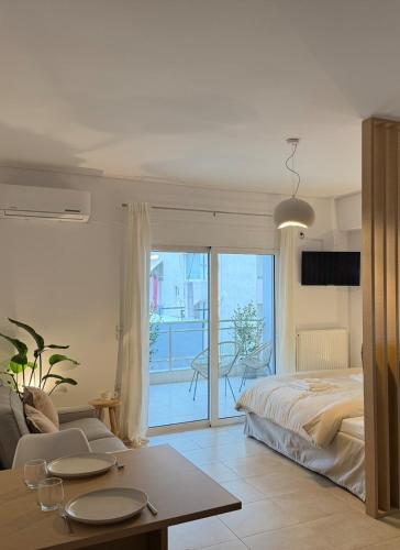 um quarto com uma cama e vista para uma varanda em Achinoeè em Chalkida