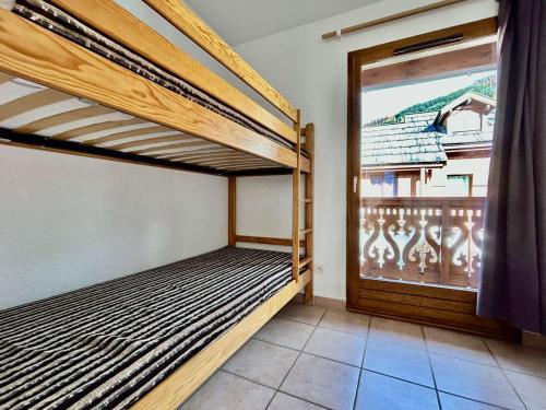 a bedroom with two bunk beds and a window at Appartement cosy 3 pièces pour 6 pers. - Serre Chevalier - FR-1-330F-26 in Serre Chevalier