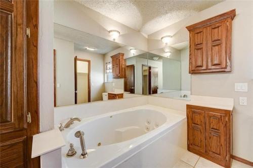 Vannituba majutusasutuses Choctaw House - Driving Distance to Tinker