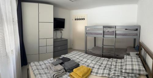 Cette petite chambre comprend un lit et des lits superposés. dans l'établissement Centrally located and comfortable apartment - Daubenhorn 32, à Arni Alp