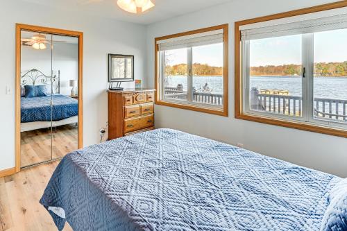 Voodi või voodid majutusasutuse Dock and Gazebo! Lakefront Duplex Near South Haven toas