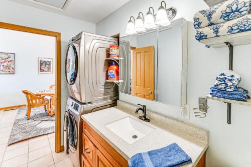 Vannituba majutusasutuses Dock and Gazebo! Lakefront Duplex Near South Haven