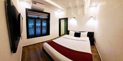 ein Hotelzimmer mit zwei Betten und einem Fenster in der Unterkunft casamia garden in Batheri