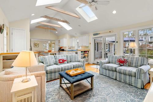 Posezení v ubytování Half Mile to Earle Rd Beach