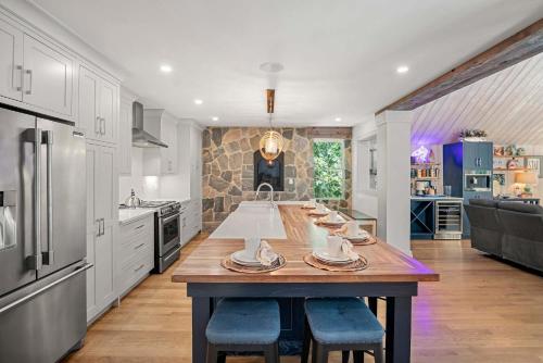 Kuchyň nebo kuchyňský kout v ubytování Luxurious Escape Pool Hot Tub Game Room