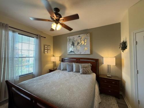 Postel nebo postele na pokoji v ubytování Windsor Hills Resort- 405