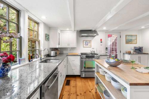 Kuchyň nebo kuchyňský kout v ubytování Steps From Downtown Minutes From Grays Beach