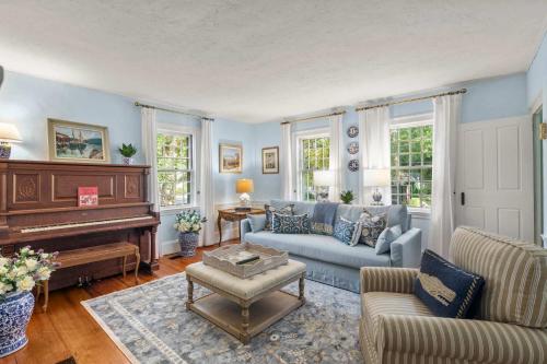 Posezení v ubytování Steps From Downtown Minutes From Grays Beach