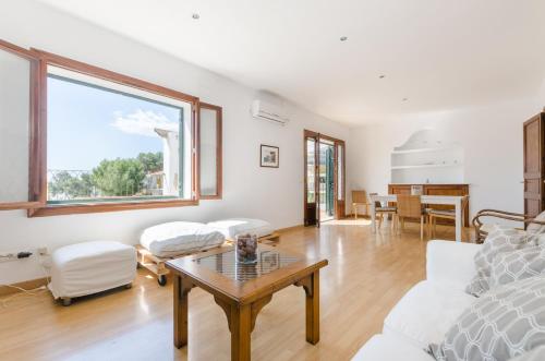 una sala de estar con un sofá y una mesa en YourHouse Ca Na Salera, en Palma de Mallorca