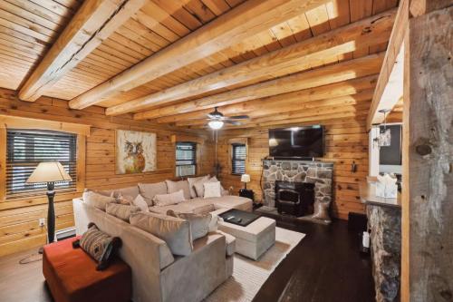 ein Wohnzimmer mit Couch und Kamin in der Unterkunft Cushing Home - Family Cabin Near Wachusett Mtn home in Ashburnham
