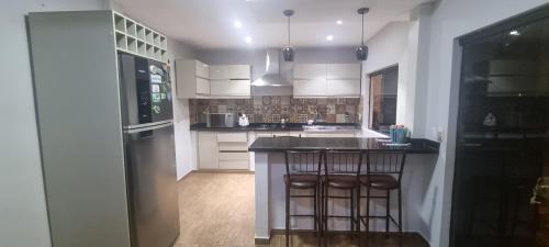 Kuchyň nebo kuchyňský kout v ubytování Casa moderna com piscina e edicula em Ciudad Del Este PY