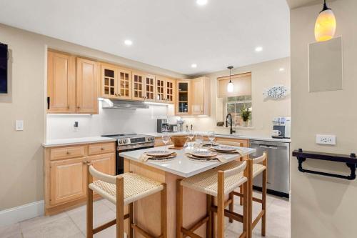 Η κουζίνα ή μικρή κουζίνα στο Sprawling Newly Renovated Home Walk to Main St