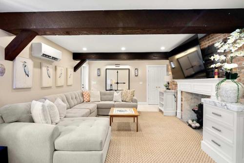 Χώρος καθιστικού στο Sprawling Newly Renovated Home Walk to Main St