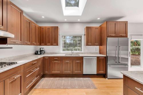 Kuchyň nebo kuchyňský kout v ubytování Family Friendly Home Mins to Beach and Downtown