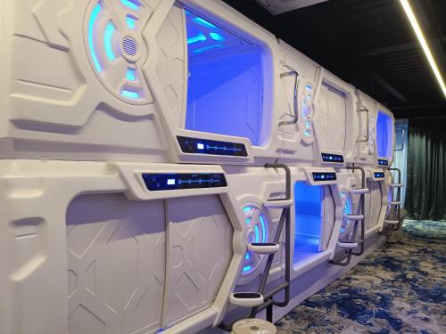 un vagón de tren con luces azules encendidas en Kochipods, en Ernakulam