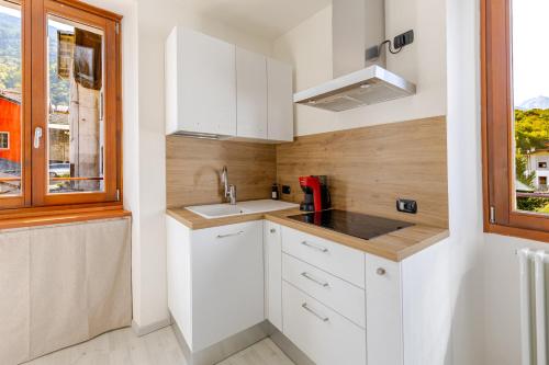 Η κουζίνα ή μικρή κουζίνα στο La Rondinella 2 bedr apt 10 min from Bernina Exp