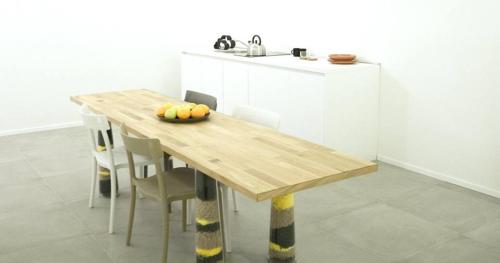 una mesa de madera con un bol de fruta. en Decumano 23, en Nápoles