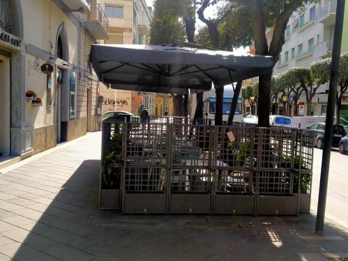 un parapluie posé sur le bord d'un trottoir dans l'établissement Fitta Camere Matera - chic&style, à Matera