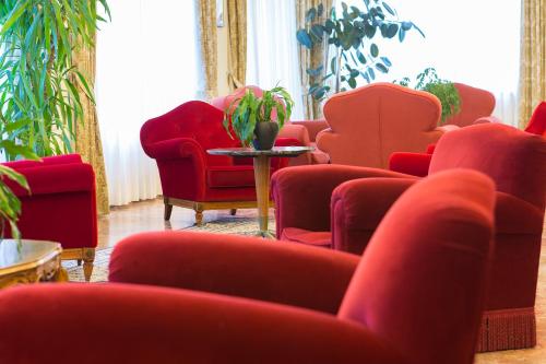 a living room filled with couches and chairs at Hotel Rigel in Venice-Lido