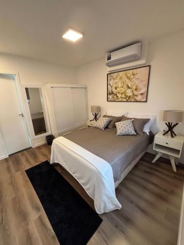 a bedroom with a large bed and a painting on the wall at AP Premium Lazer Completo Academia Rooftop Coworking e Estacionamento in Belém