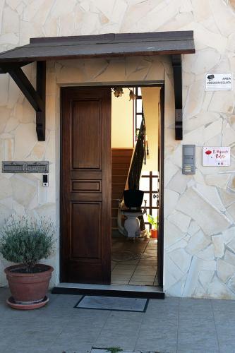 an entrance to a house with a wooden door at Il papavero rosso in Navelli