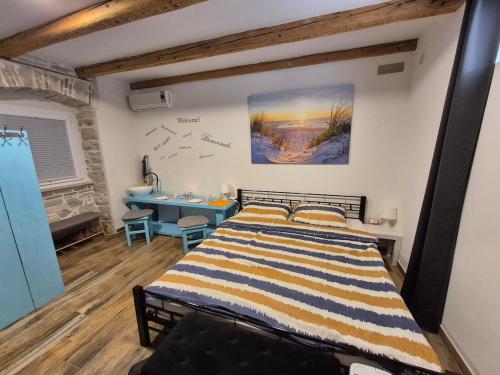 una camera da letto con un letto grande e una scrivania di Doppelzimmer Carmen - Sauna, Badewanne, WLAN a Pola (Pula)