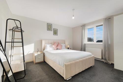 ein Schlafzimmer mit einem weißen Bett und einer Leiter in der Unterkunft Durham WorkNest in Burnhope