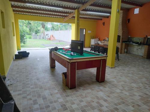 eine Tischtennisplatte mit einem Computer darauf in der Unterkunft Recanto de lazer in Itanhaém