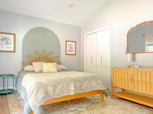 a bedroom with a bed and a large mirror at Rainbow River Bungalow with Early Checkin! in Dunnellon