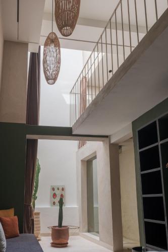 een woonkamer met een trap en een huis bij Numa Marrakech in Marrakesh