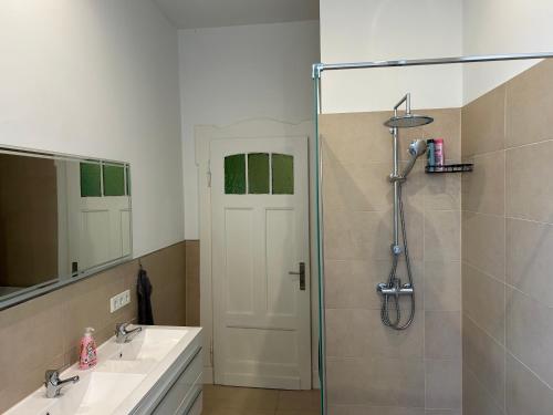 Ένα μπάνιο στο Petit Chatelet Rooms