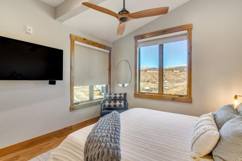 Postel nebo postele na pokoji v ubytování 5 Mi to Winter Park Skiing and Dtwn Mtn-View Condo