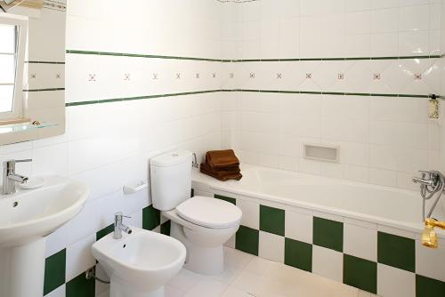 a bathroom with a toilet and a sink at Casa do Poço in Faro