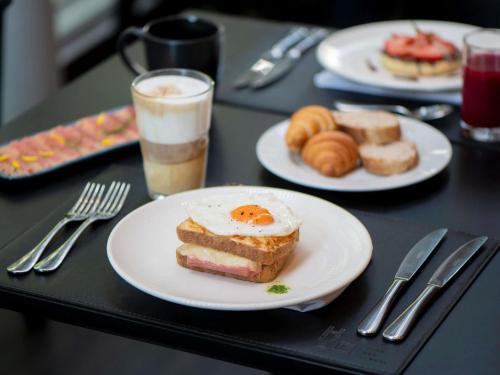 サンパウロにあるプルマン サンパウロ ヴィラ オリンピアの黒いテーブル